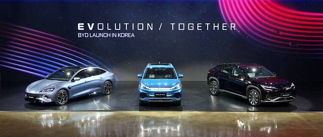 BYD 승용 브랜드 론칭 현장에 전시된 중형 전기 세단 ‘BYD 씰’, 준중형 전기 SUV ‘BYD 아토 3’, 중형 전기 SUV ‘BYD 씨라이언 7’의 모습 / 출처=BYD코리아