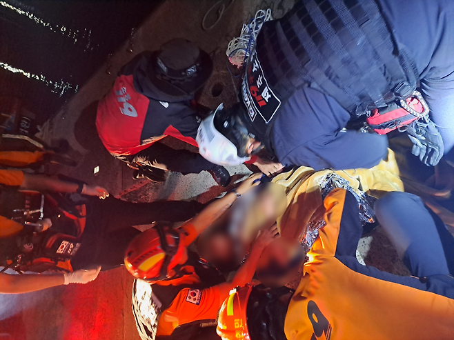 지난 17일 밤 바다에 추락한 A씨가 서귀포경찰서 대신파출소 소속 이대웅 경사 등에게 구조됐다. (서귀포서 제공)