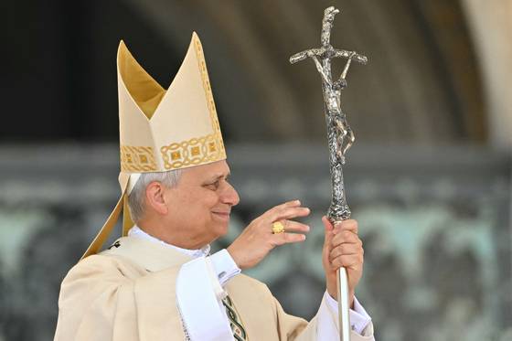 18일(현지시간) 교황 레오 14세가 즉위 미사를 집전하고 있다. 오른손에 ‘어부의 반지’를 착용했다. 초대 교황이자 예수의 첫 번째 제자인 성 베드로를 계승한다는 의미다. [AFP=연합뉴스]