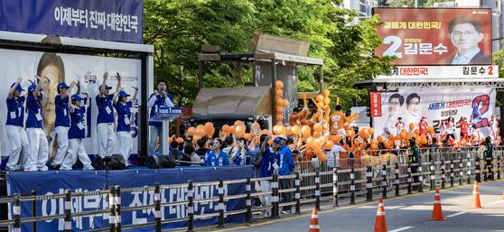 대선후보 첫 TV토론회가 열린 18일 서울 상암동 SBS 앞에서 각 당 후보 선거운동원들이 응원전을 벌이고 있다. 전민규 기자