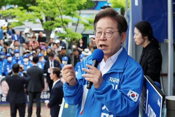 이재명 더불어민주당 대선 후보는 개헌을 통해 검찰의 영장청구권 독점을 폐지하겠다고 18일 발표했다. 뉴스1