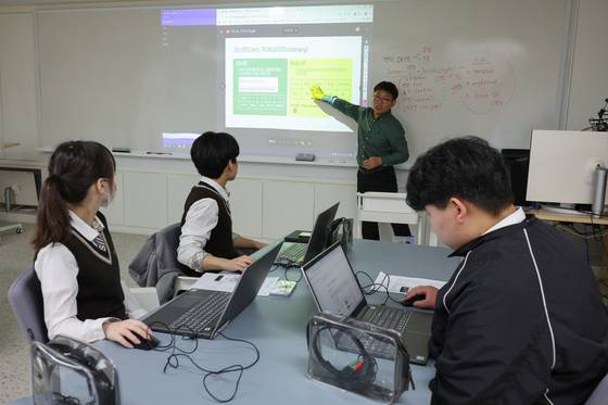 지난 3월 27일 오전 고교학점제 수업을 시행 중인 서울 관악구 당곡고등학교에서 '스마트콘텐츠 실무' 수업이 진행되고 있다. 뉴스1