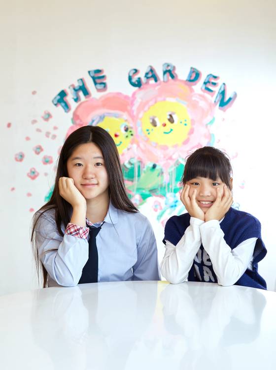 소중 학생기자단이 이슬로 작가를 만나 개인전 ‘정원이 된 시간’을 둘러보고 작품 세계에 대해 궁금한 점을 알아봤다.