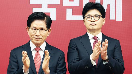 김문수, 한동훈 대선 경선 후보가 지난달 29일 서울 여의도 중앙당사에서 열린 제21대 대통령후보자 선출을 위한 3차 경선 진출자 발표에서 박수를 치고 있다. 중앙포토