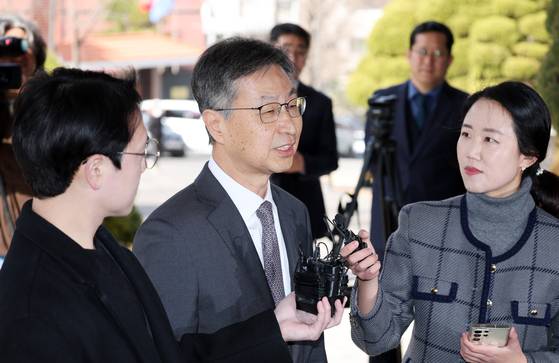 최재해 감사원장이 지난 3월13일 오전 헌법재판소로부터 탄핵소추 기각 판정을 받은 뒤 서울 종로구 감사원으로 출근하며 취재진의 질문에 답변하고 있다. 최 원장의 임기는 올해 11월까지다. 김경록 기자.