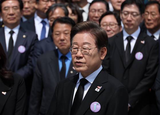 더불어민주당 이재명 대선후보가 18일 광주광역시 북구 국립 5·18민주묘지에서 열린 5·18민주화운동 45주년 기념식에 참석한 뒤 취재진과 만나 이날 발표한 개헌 관련 입장에 대한 질문에 답하고 있다. 연합뉴스