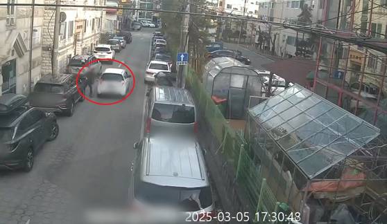 지난 3월 경기 고양시 한 골목에서 50대 남성 A씨가 고의 교통사고를 내고 있는 모습. 사진 경기북부경찰청