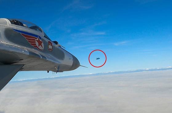 노동신문은 17일 김정은이 “5월 15일 조선인민군 근위 제1공군사단 관하 비행연대를 방문해 공군비행대들의 반항공전투 및 공습훈련을 지도했다″고 보도했다. 사진은 북한군 미그(Mig)-29 전투기가 ‘북한판 우란’ 미사일로 추정되는 공중 표적을 추적하는 모습. 뉴스1