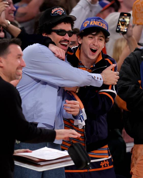 뉴욕 닉스 경기를 찾은 할리우드 스타 티모시 샬라메(오른쪽). 로이터=연합뉴스