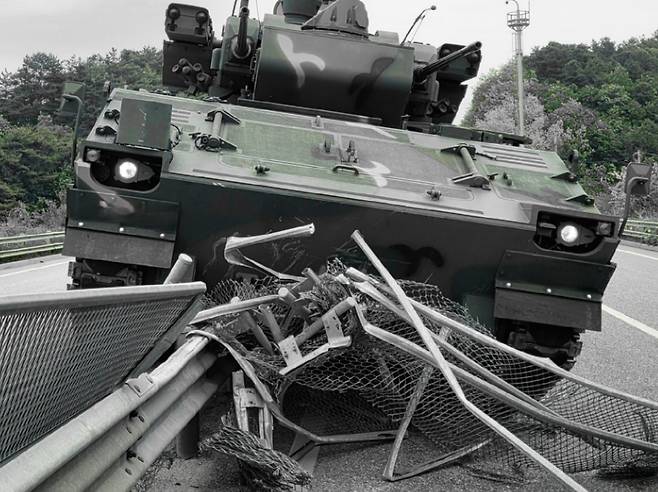 19일 낮 12시 30분쯤 충북 충주시 앙성면의 한 왕복 4차로 국도에서 육군 모 부대 장갑차가 중앙분리대 위에 올라타는 사고가 발생했다. 사진 충주경찰서