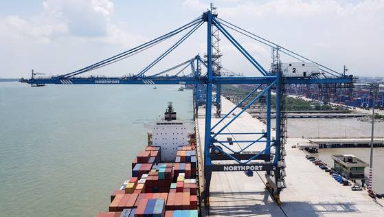 HD현대삼호의 STS 크레인. 컨테이너선에서 리프트로 컨테이너를 끌어올려 하역하는 기능을 한다. 사진 HD현대삼호