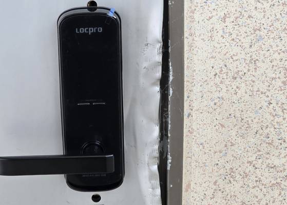 가스라이팅 납치살인 사건 가해자와 피해자가 거주하던 경기 화성 동탄신도시의 한 아파트 출입문에 강제개방 흔적이 남아있다. 손성배 기자