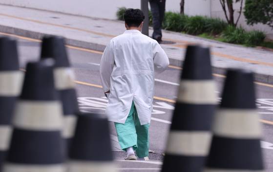 정부가 사직 전공의들을 위한 추가 모집을 허용하기로 했다. 보건복지부는 대한의학회, 대한수련병원협의회, 대한병원협회 등 수련 현장의 건의에 따라 오는 20일부터 이달 말까지 전공의를 추가 모집한다고 19일 밝혔다. 사진은 이날 서울의 한 대학병원에서 의료진이 이동하는 모습. 뉴스1