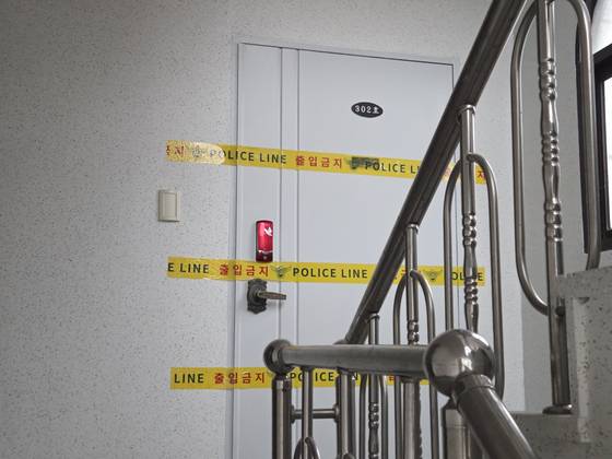 경찰이 ‘시흥 흉기 살인 사건 피의자’로 57세 차철남을 공개수배했다. 사진은 경기 시흥 정왕동 소재 범행 장소. 박종서 기자