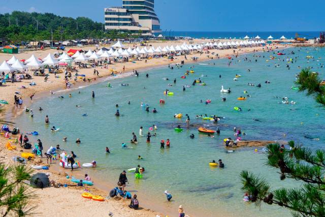 ▲ 폐장을 일주일여 앞둔 10일~11일 주말 강원 고성지역 30개 해수욕장엔 폭염이 지속되면서 막바지 여름휴가를 쓰기 위해 방문한 관광객과 지역주민들이 댜양한 축제와 해양레저에 참가하는가 하면 가족·친구들과 함께 물놀이를 즐기면서 무더위를 식혔다. 송지호해수욕장. 사진제공=고성군청