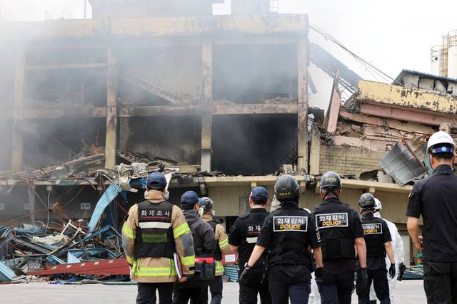 ▲ 금호타이어 광주공장 화재 발생 사흘째인 19일 광주 광산구 금호타이어 2공장에서 국과수, 소방, 경찰 등 관계자들이 현장 조사에 나서고 있다. 연합뉴스