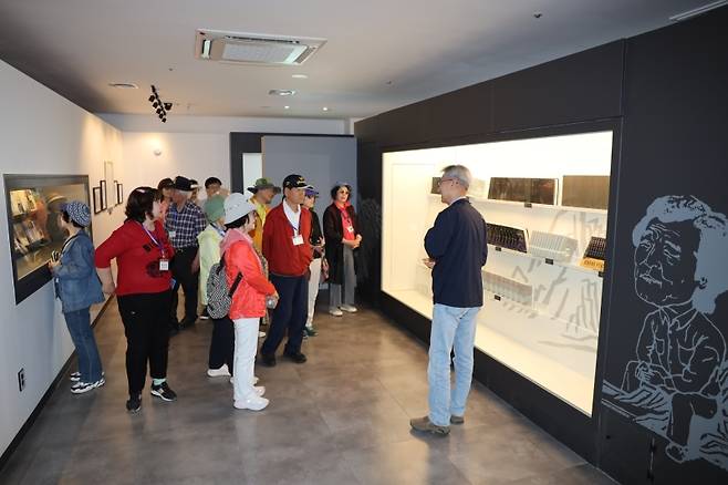 ▲ 조정래 가족문학관에서 해설을 듣는 모습