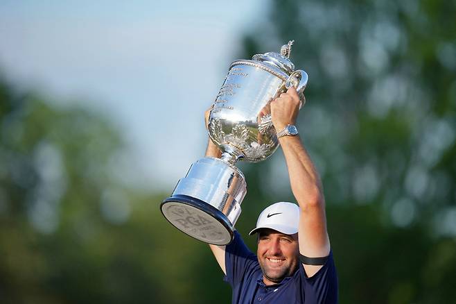 *2025 시즌 두번째 메이저 대회인 PGA챔피언십 우승컵을 들어올리는 셰플러*    사진  출처:연합