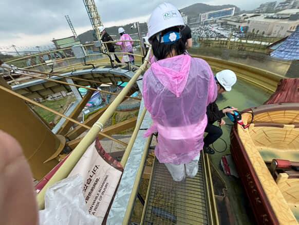 지난 1일 부산 놀이공원에서 놀이기구가 지상 20미터 높이에서 멈추는 사고가 발생해 탑승객이 구조됐습니다. (출처 : 시청자)