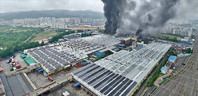 17일 대형 화재가 발생한 광주 소촌동 금호타이어 광주공장에서 검은 연기가 피어나고 있다.  광주 광산구 제공