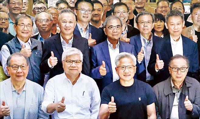 < 대만 출신 IT거물 총집합 > 세계 최대 인공지능(AI) 반도체 기업인 엔비디아의 젠슨 황 최고경영자(CEO·앞줄 가운데)가 지난 17일 대만 타이베이의 한 식당에서 주최한 만찬에 대만 반도체 및 정보기술(IT)업계 거물들이 총출동했다. ﻿앞줄 왼쪽부터 릭 차이 미디어텍 CEO, 웨이저자 TSMC 회장, 젠슨 황 CEO, 배리 램 콴타 CEO﻿.   로이터연합뉴스