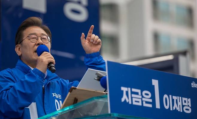 더불어민주당 이재명 대선 후보가 광주광역시 김대중컨벤션센터 광장에서 지지를 호소하고 있다. 사진=뉴스1