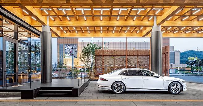 제네시스는 비수도권 최초로 충북 청주에 연면적 6953㎡ 규모의 브랜드 전용 전시관을 문 열었다. /제네시스 제공