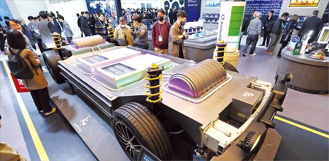 지난 3월 서울 삼성동 코엑스에서 개막한 ‘인터배터리 2025’ LG에너지솔루션 금양부스를 찾은 관람객이 전기차 배터리 모형을 살펴보고 있다.  뉴스1