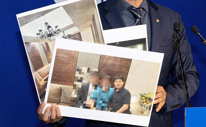 더불어민주당 노종면 선대위 대변인이 19일 오후 서울 여의도 더불어민주당사에서 기자회견을 열고 지귀연 서울중앙지법 부장판사 룸살롱 출입 증거 사진을 공개하고 있다. /사진=뉴스1