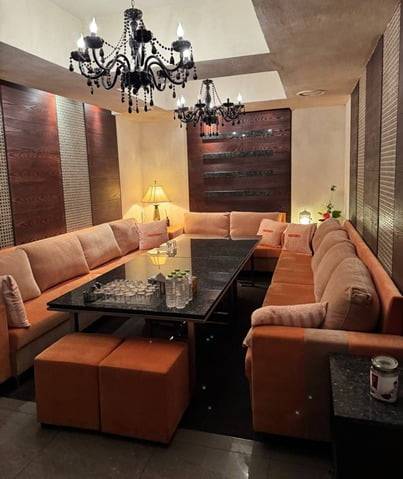 민주당은 "앞서 공개했던 룸살롱 현장 사진과 지귀연 판사가 선명하게 찍힌 사진을 비교해 달라. 인테리어 패턴도, 소품도 똑같다"고 했다. / 사진=더불어민주당 제공