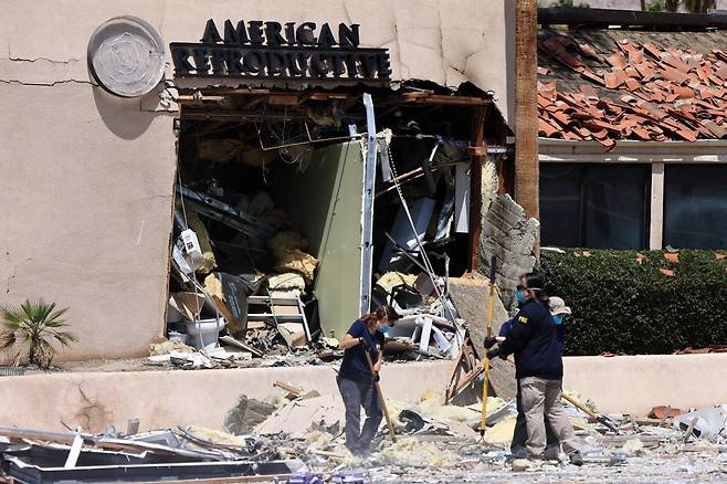 18일 미국 캘리포니아주 팜스프링스의 난임 클리닉 자폭테러 현장에서 FBI와 다른 법 집행관들이 증거를 수집하고 있다. / 사진=로이터