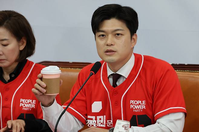 김용태 국민의힘 비상대책위원장이 19일 국회에서 열린 중앙선거대책위원회의에서 이재명 더불어민주당 대선 후보의 ‘커피 원가 120원’ 발언을 비판하고 있다. 성동훈 기자