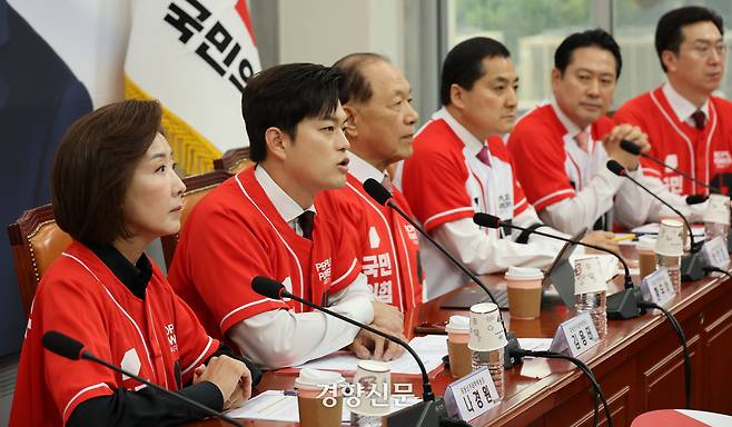 김용태 국민의힘 비상대책위원장(왼쪽에서 두번째)이 19일 국회에서 열린 중앙선거대책위원회 회의에서 이재명 더불어민주당 대선 후보의 ‘커피 원가 120원’ 발언을 비판하고 있다. 성동훈 기자