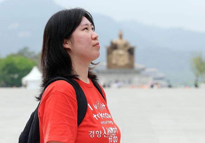 김지수씨가 15일 서울 광화문광장에서 주변을 둘러보고 있다. 김씨는 “빈곤해서 죽고, 거절해서 죽고, 폭력 피해로 스스로 죽은 여성들에 대한 뉴스가 끊이지 않는다”며 “이는 생존의 문제”라고 말했다. 서성일 선임기자