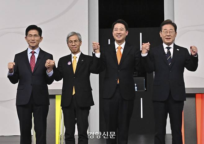 이재명 더불어민주당 후보, 이준석 개혁신당 후보, 권영국 민주노동당 후보, 김문수 국민의힘 후보(오른쪽부터)가 지난 18일 중앙선거방송토론위원회 주관으로 서울 상암동 SBS 프리즘센터 스튜디오에서 열린 제21대 대선 1차 후보자 토론회에서 기념 촬영을 하고 있다. 국회사진기자단