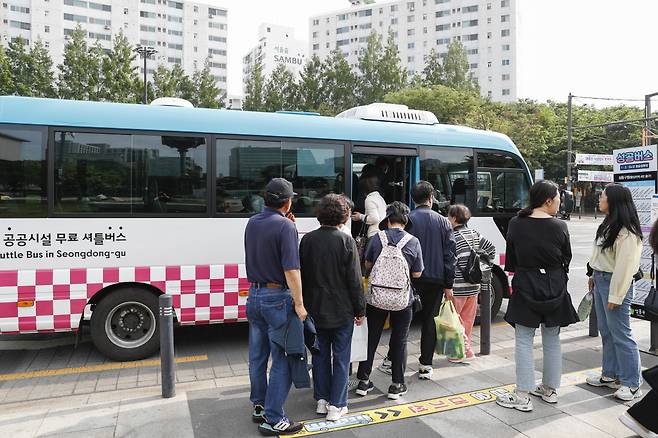 서울 성동구 왕십리역 4번 출구 인근 ‘성공버스’ 정류장에서 14일 승객들이 차례대로 버스에 올라타고 있다.