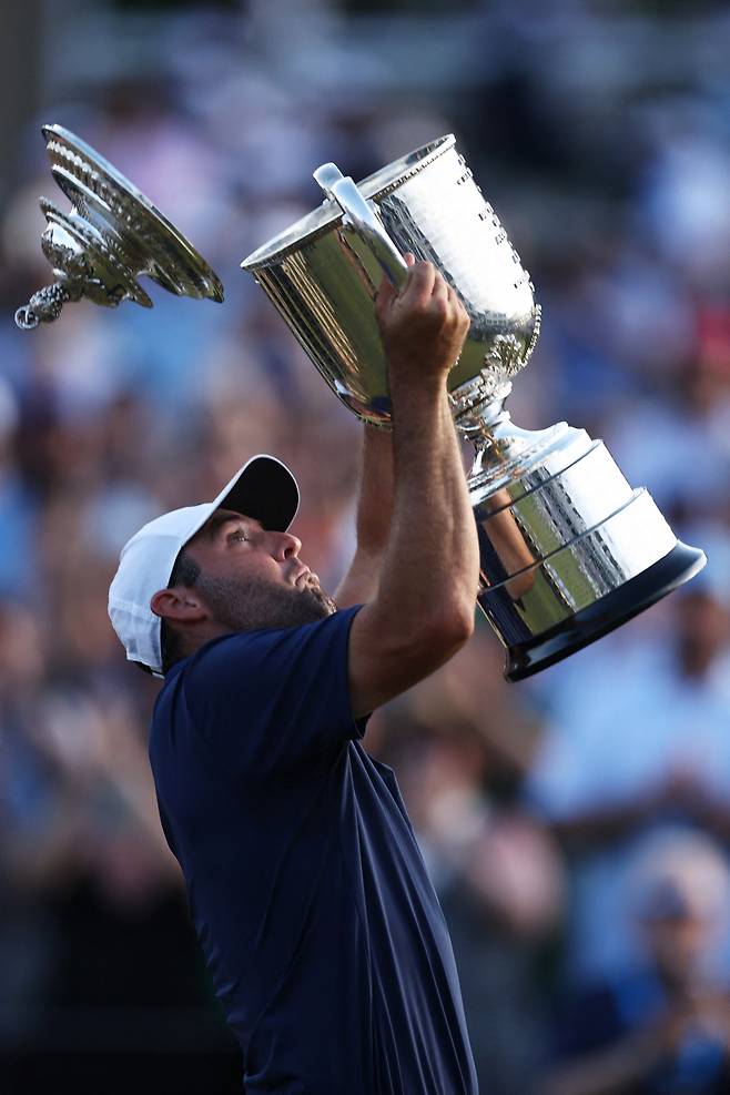 트로피 뚜껑이 날아가 놀라는 셰플러. 샬럿 | AFP연합뉴스