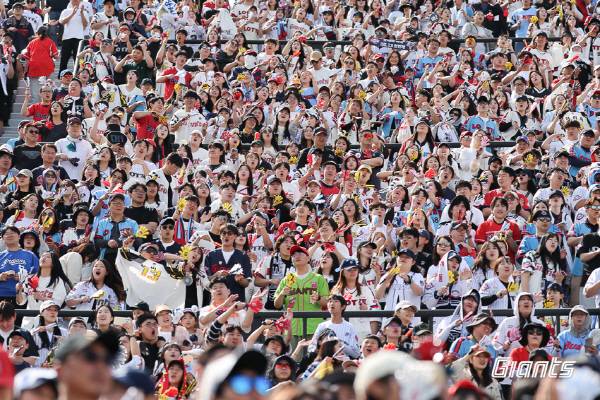 지난 18일 부산 사직구장에서 열린 삼성과 3연전 마지막 경기가 매진을 기록했다. 사직구장에서는 10경기 연속 매진을 기록했으며 올 시즌 누적 홈 경기 23경기 중 14경기 매진 기록이다. 롯데 자이언츠 제공