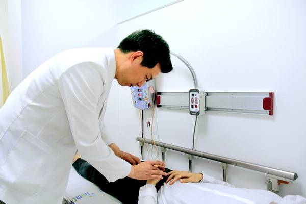 동의대한방병원 한방내과센터 손변우 교수가 환자를 진료하고 있다.  동의대한방병원 제공