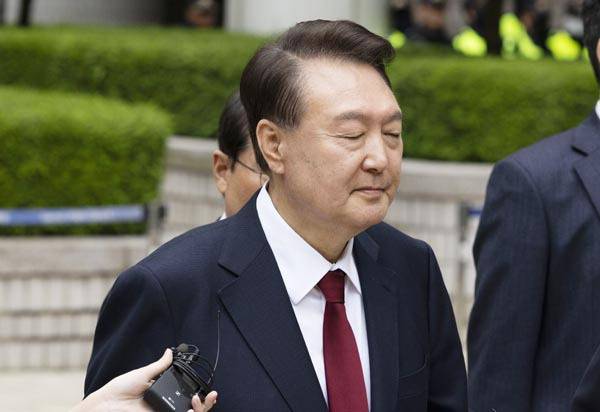 윤석열 전 대통령이 19일 내란 우두머리 혐의 사건 4차 공판을 마치고 서울중앙지법을 나서고 있다. 연합뉴스