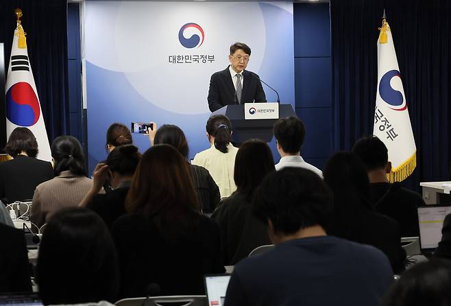 Choi Woo-hyuk, director general of the Cyber Security & Network Policy Bureau at the Science Ministry, speaks in a press briefing over the interim findings of the investigation into SK Telecom's data breach at the Government Complex Seoul on Monday. (Yonhap)