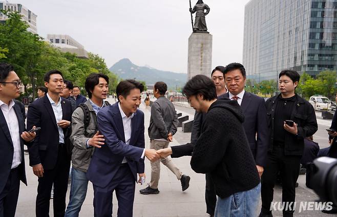 이준석 개혁신당 대선 후보가 19일 서울 종로구 광화문광장에서 열린 기자회견을 마치고 시민들과 인사하고 있다.