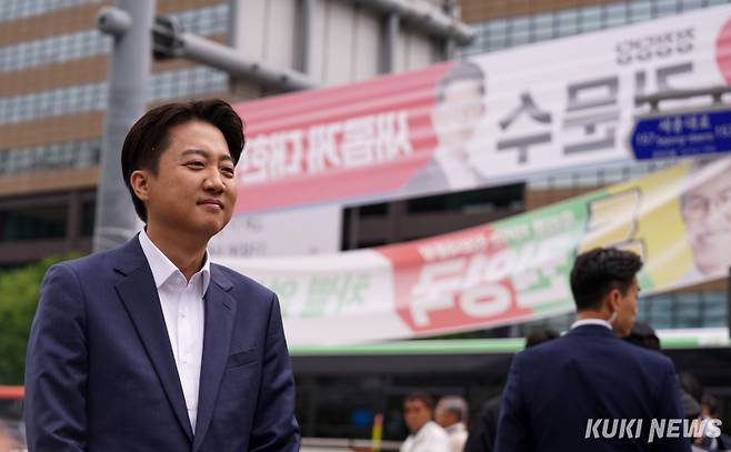 이준석 개혁신당 대선 후보가 19일 서울 종로구 광화문광장에서 열린 기자회견을 마치고 퇴장하고 있다.