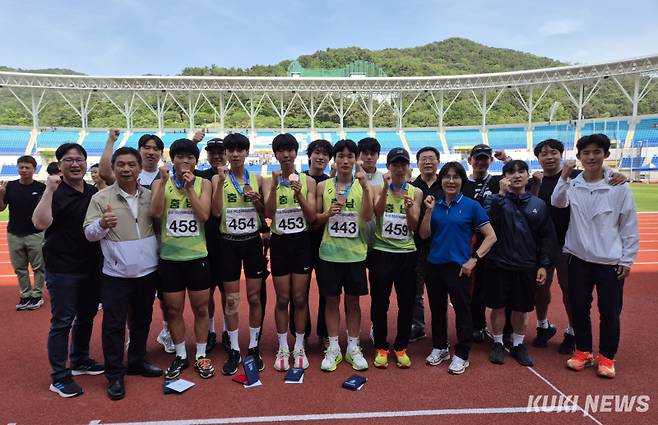 지난 17~18일에 경남 김해종합운동장에서 열린 제54회 전국소년체육대회 사전경기에 참가한 충남 육상선수들.