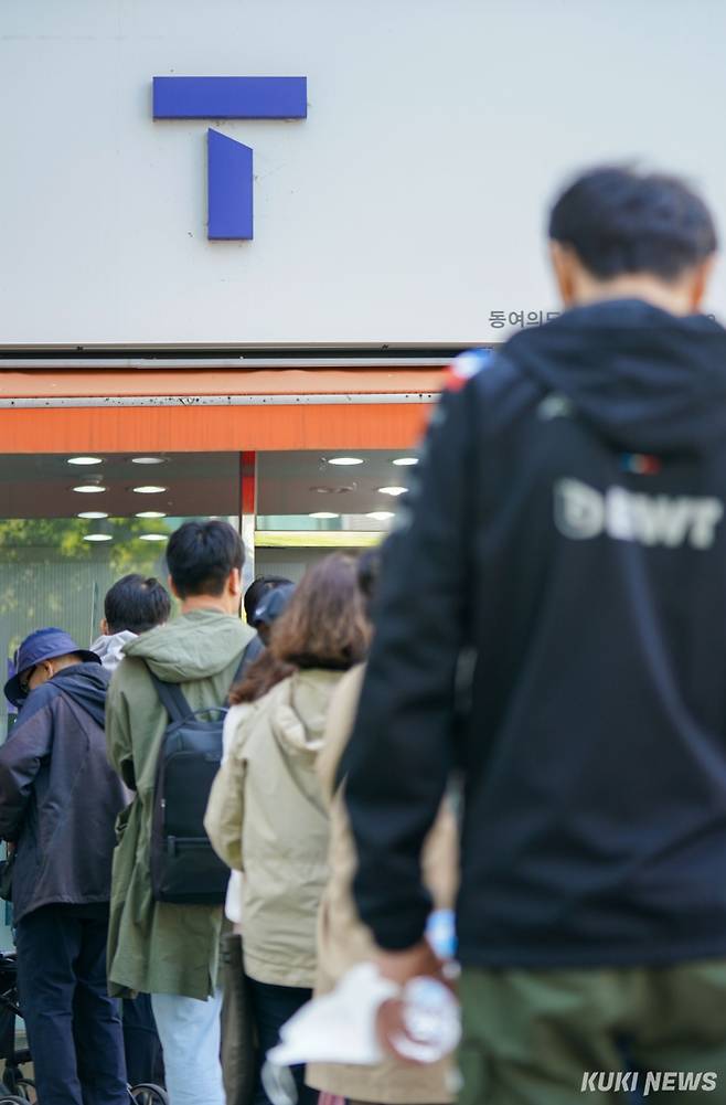 SK텔레콤이 사이버침해 피해를 막기 위해 무료 유심교체를 시작한 4월 28일 서울 영등포구 한 T월드 매장에서 시민들이 줄을 서며 순서를 기다리고 있다. 유희태 기자