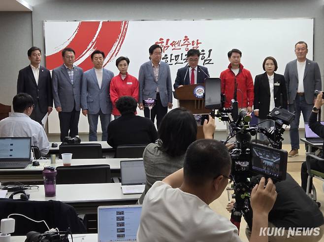 양경모 국민의힘 충남도당 수석대변인이 19일 충남도청 프레스센터에서 기자회견을 갖고 박수현 의원을 규탄하는 성명서를 낭독하고 있다. 사진=홍석원 기자