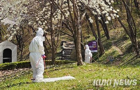 공원 내 진드기 감시 모습.