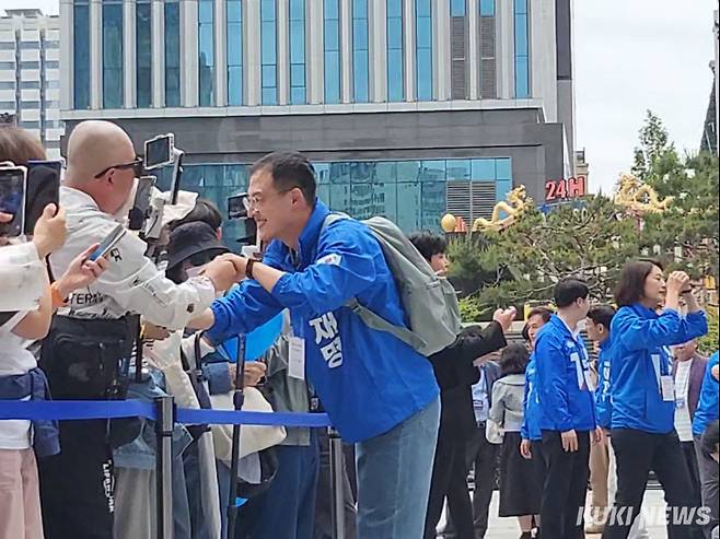 19일 오후 서울 용산구 용산역 광장에 이재명 더불어민주당 대선 후보의 유세 지원에 나선 김상욱 민주당 의원. 권혜진 기자