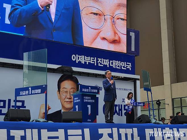 19일 오후 서울 용산구 용산역 광장에 이재명 더불어민주당 대선 후보의 유세 지원에 나선 김현종 이 후보 외교안보보좌관. 권혜진 기자