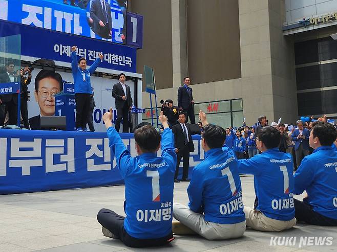 이재명 더불어민주당 대통령 후보가 19일 오후 서울 용산구 용산역 광장을 찾아 유권자들을 향해 지지를 호소하고 있다. 권혜진 기자